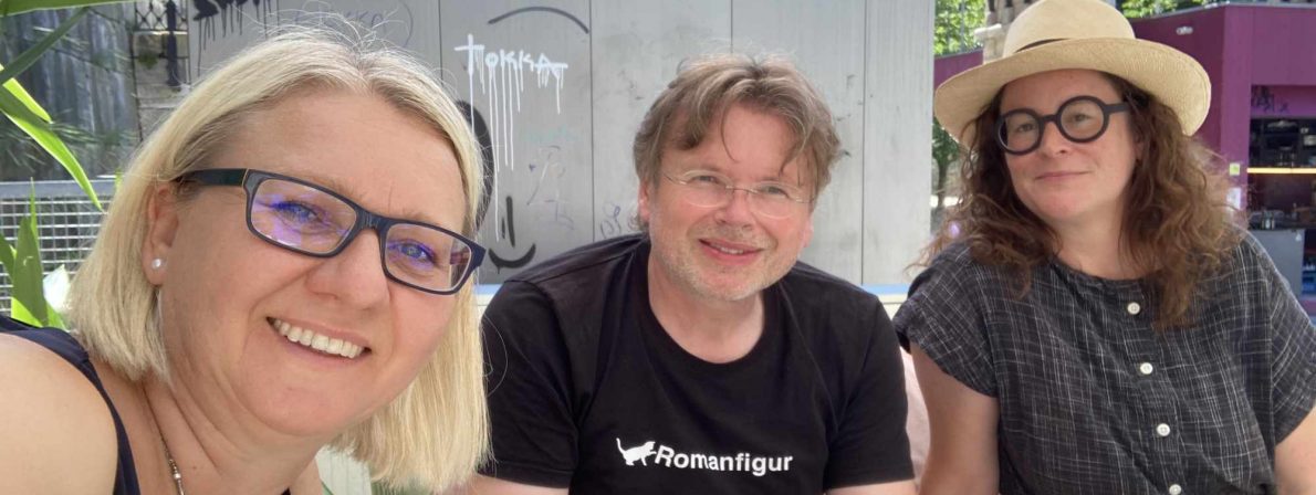 Entspanntes Podcasten am Lendhafen nach dem ersten Lesetag des Jahres 2023: Bozena Badura (links), Wolfgang Tischer und Andrea Diener